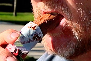 Агрессивный сибиряк убил друга шоколадкой Агрессивный сибиряк убил друга шоколадкой