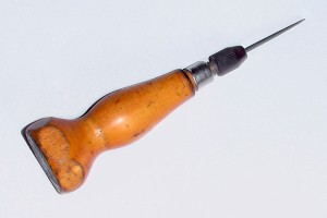 Женщина уколола школьницу шилом в висок Женщина уколола школьницу шилом в висок