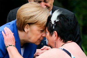 Меркель терлась носом о полуголого мужчину Меркель терлась носом о полуголого мужчину