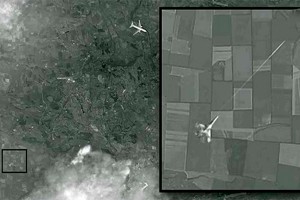 Атаку на Boeing под Донецком снял спутник Атаку на Boeing под Донецком снял спутник