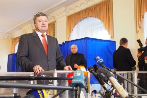 Порошенко эвакуирует госучреждения Донбасса Порошенко эвакуирует госучреждения Донбасса