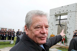 Президента ФРГ закидали яйцами в Чехии Президента ФРГ закидали яйцами в Чехии