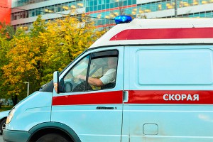 Мужчина ударил полицейского стулом и умер Мужчина ударил полицейского стулом и умер