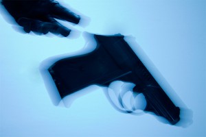 Полицейский выстрелил в себя из пистолета Полицейский выстрелил в себя из пистолета