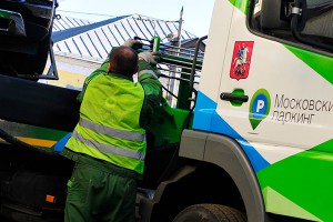 Паркмен заперся в машине с сыном-инвалидом Паркмен заперся в машине с сыном-инвалидом