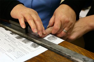 Россиян обяжут сдавать отпечатки пальцев Россиян обяжут сдавать отпечатки пальцев