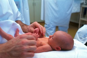 Мать выбросила младенца в канализацию Мать выбросила младенца в канализацию