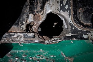 Осколок снаряда разорвал автобус в Донецке Осколок снаряда разорвал автобус в Донецке