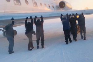 Пассажиры толкали примерзший Ту-134 Пассажиры толкали примерзший Ту-134
