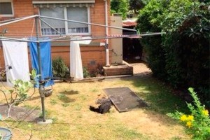 Женщина провалилась под землю возле дома Женщина провалилась под землю возле дома