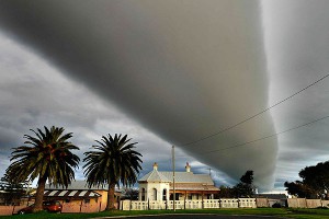 Австралийцев засыпало гигантским градом Австралийцев засыпало гигантским градом