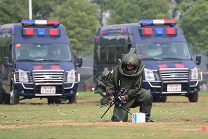 В Китае прохожих забросали бомбами В Китае прохожих забросали бомбами