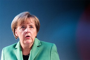 Меркель обвинили в игре с огнем по указке США Меркель обвинили в игре с огнем по указке США