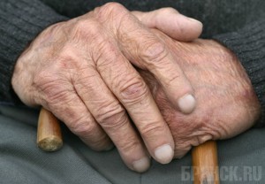 Ради денег брасовский алкоголик едва не задушил старушку