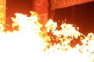 Ведущий загорелся в прямом эфире (видео) Ведущий загорелся в прямом эфире (видео)