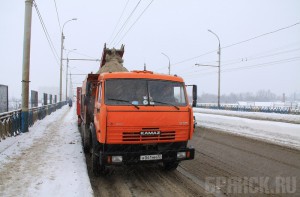 На дороги Брянска вышла снегоуборочная техника