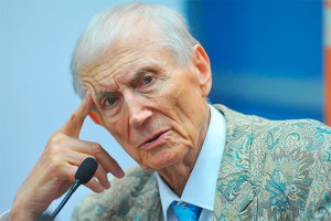 Поэт Евтушенко разбил голову в ванной Поэт Евтушенко разбил голову в ванной