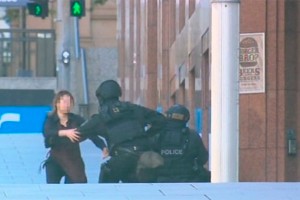 Заложники сбегают из кафе в Сиднее Заложники сбегают из кафе в Сиднее