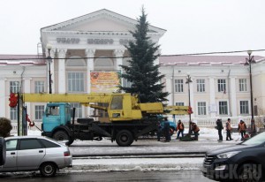 Возле ТЮЗа установлена 12-метровая ель