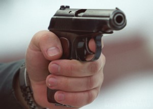 Охранник застрелил одного из вооруженных бандитов в Брянске