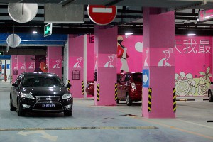 Жена оставила голого мужа на парковке за измену Жена оставила голого мужа на парковке за измену