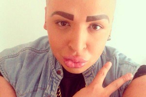 Фанат потратил $150 тыс. на внешность Кардашьян Фанат потратил $150 тыс. на внешность Кардашьян