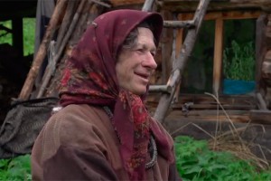 Лиса отбирает еду у сибирской отшельницы Лиса отбирает еду у сибирской отшельницы