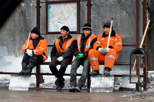 Падающий рубль гонит мигрантов из России Падающий рубль гонит мигрантов из России