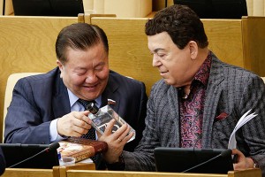 Россияне стали меньше пить водку Россияне стали меньше пить водку