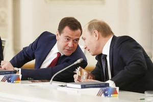 Медведев угостил Путина шампанским Медведев угостил Путина шампанским