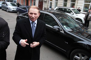 Кучма приехал в Минск на свадебном авто Кучма приехал в Минск на свадебном авто