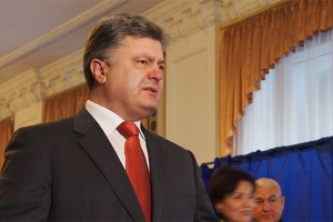 Порошенко согревают дровами Порошенко согревают дровами