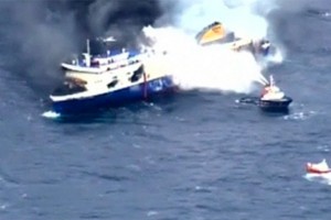 Стихия срывает спасение тонущего парома Стихия срывает спасение тонущего парома