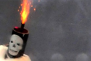 Внук зажег петарду у деда во рту Внук зажег петарду у деда во рту