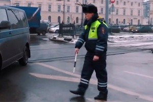 Танцующий постовой оказался солистом хора Танцующий постовой оказался солистом хора