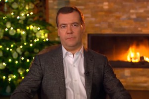 Медведев поздравил россиян с Новым годом Медведев поздравил россиян с Новым годом