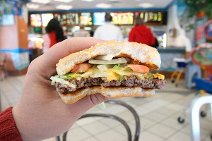 В McDonald's кормят металлической стружкой В McDonald's кормят металлической стружкой