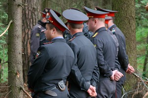 Мужчину привязали к дереву и бросили в лесу Мужчину привязали к дереву и бросили в лесу