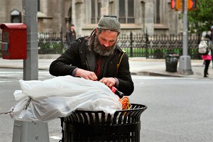 Американцы живут от зарплаты до зарплаты Американцы живут от зарплаты до зарплаты