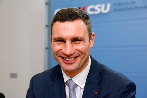 Киевлян поят зеленой водой Киевлян поят зеленой водой