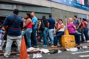 В Венесуэле запретили спать в очередях В Венесуэле запретили спать в очередях