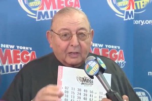 Пенсионер выиграл $326 миллионов Пенсионер выиграл $326 миллионов