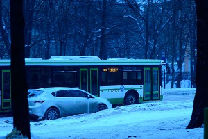 Автобус сбил женщину и протащил ее 500 метров Автобус сбил женщину и протащил ее 500 метров