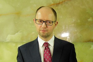 Яценюк требует всей страной пойти на фронт Яценюк требует всей страной пойти на фронт