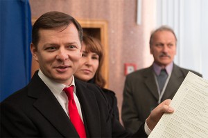 Ляшко осыпал главу Нацбанка долларами Ляшко осыпал главу Нацбанка долларами