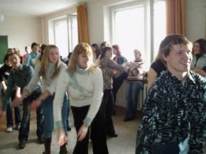 Студенты социального университета учились танцевать