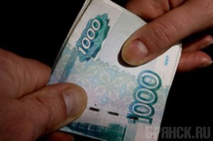 Инспектор труда брал взятки деньгами и скамейками