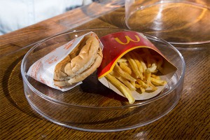 Исландец хранил бургер из McDonald's 6 лет Исландец хранил бургер из McDonald's 6 лет