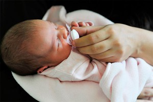 Женщина подарила своего ребенка подруге Женщина подарила своего ребенка подруге