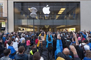 Apple побила рекорд чистой прибыли Apple побила рекорд чистой прибыли